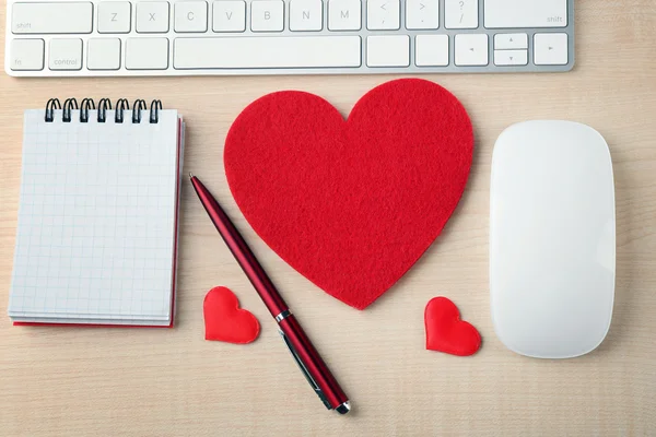 Periféricos informáticos con corazones rojos, bolígrafo y cuaderno — Foto de Stock