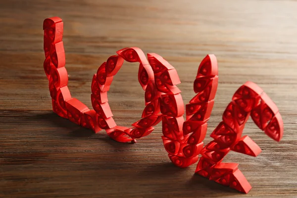 Červené Peřový materiál slovo láska — Stock fotografie