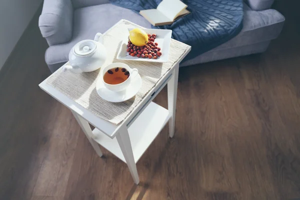 Hagebutten- und Zitronentee auf dem Tisch im Zimmer — Stockfoto