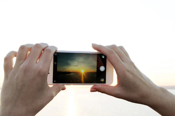 Manos sosteniendo el teléfono inteligente — Foto de Stock