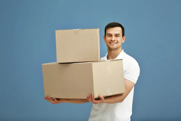 Mann hält Stapel von Kartons — Stockfoto