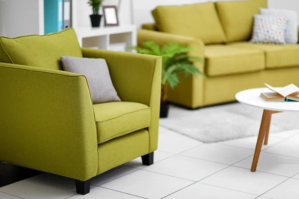 Oturma odası iç yeşil mobilya ile — Stok fotoğraf