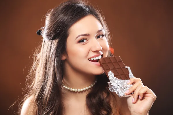 Attraente giovane donna con cioccolato — Foto Stock