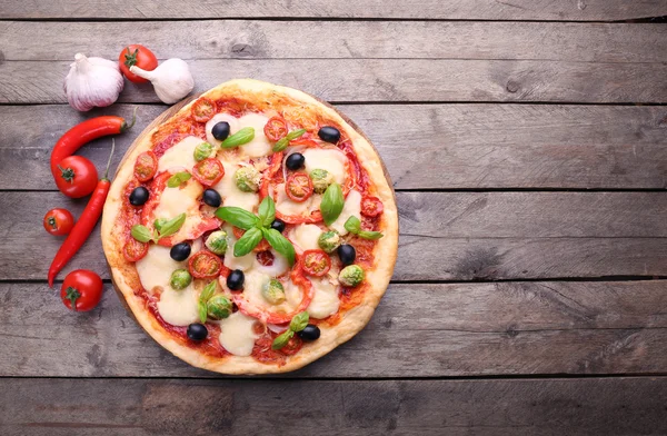 Deliciosa pizza con queso y verduras sobre fondo de madera —  Fotos de Stock