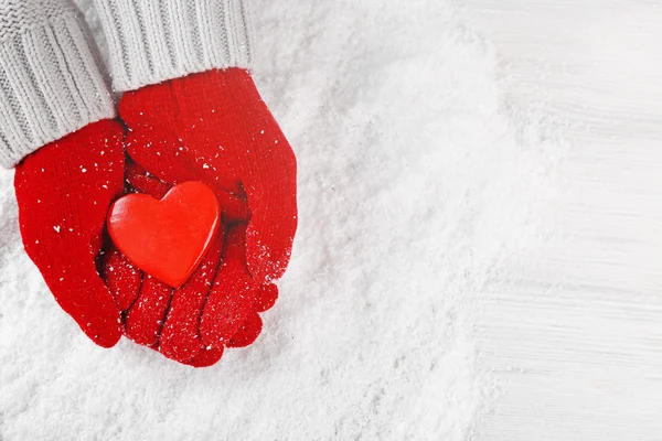 Manos en guantes rojos cálidos — Foto de Stock