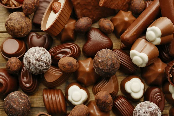 Assortment of delicious chocolate candies background, close up — Stock Photo, Image