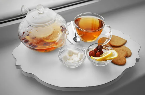 Set de té en una estera de madera blanca en el alféizar de la ventana —  Fotos de Stock