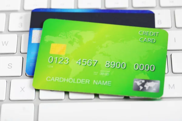 Кредитные карты на клавиатуре — стоковое фото