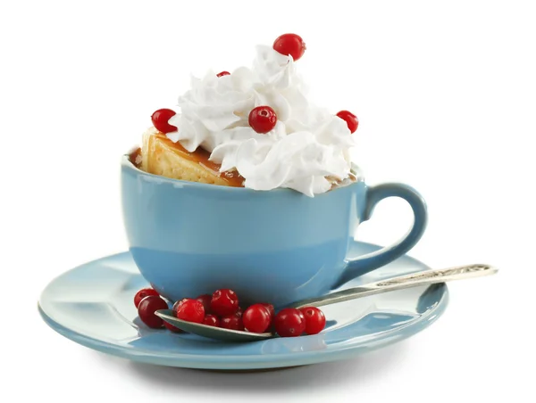 Mug cake met room en cranberry geïsoleerd op wit — Stockfoto