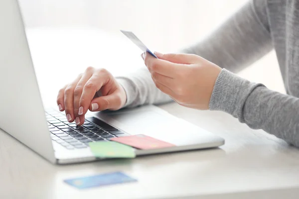 Concetto di commercio elettronico. Donna con carta di credito e computer portatile, primo piano — Foto Stock