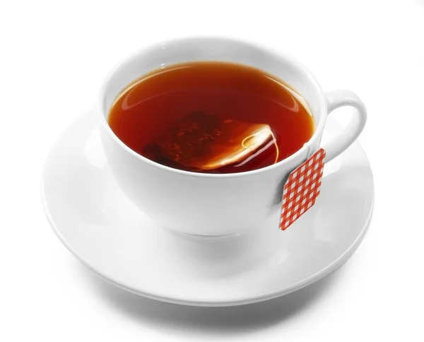 Taza de té aislada sobre fondo blanco. Bolsita de té con etiqueta roja a cuadros — Foto de Stock