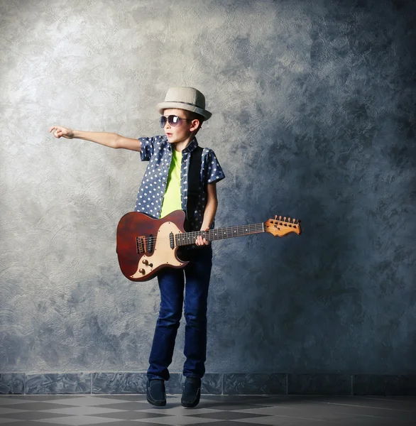 Niño tocando guitarra — Foto de Stock