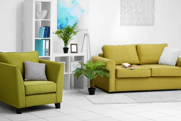 Woonkamer interieur met groene meubilair — Stockfoto