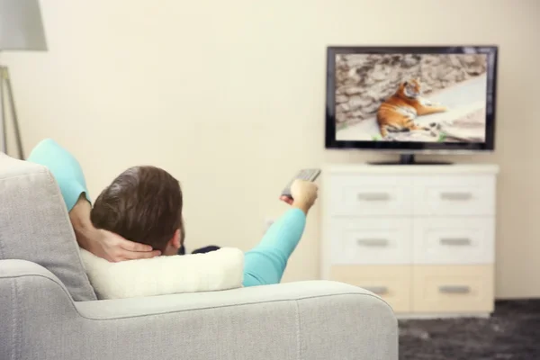 Jovem assistindo tv em casa — Fotografia de Stock