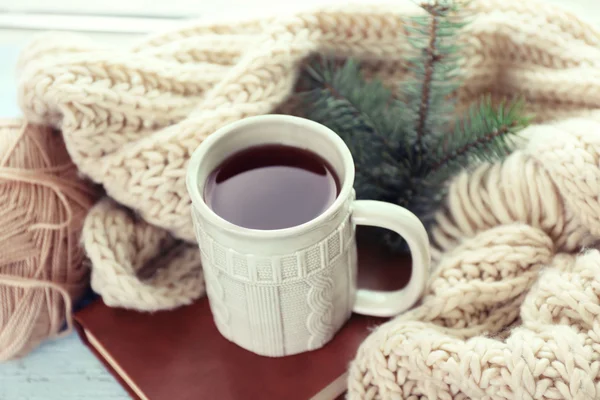 Schöne Winterkomposition mit Tasse Heißgetränk, Nahaufnahme — Stockfoto