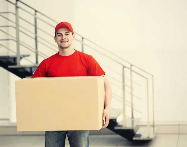 Caja de cartón de retención de hombre — Foto de Stock