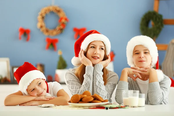 Niños felices en la habitación de Navidad — Foto de Stock