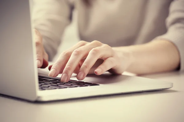 Händer med laptop — Stockfoto