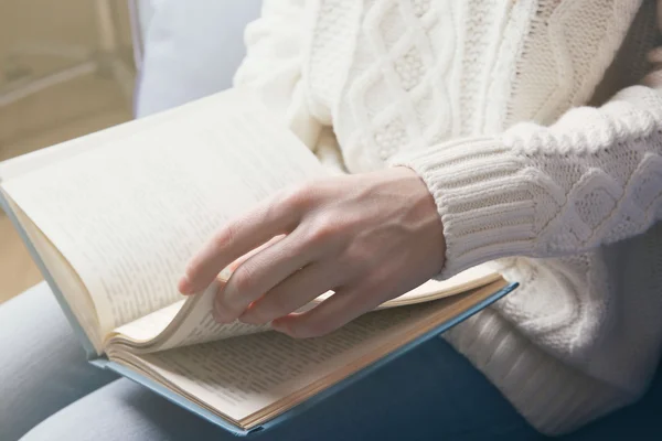 Mulher leitura livro — Fotografia de Stock