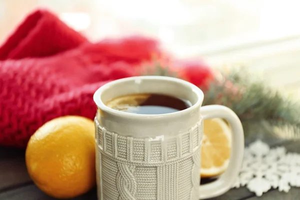 Bela composição de inverno no peitoril da janela com xícara de bebida quente — Fotografia de Stock