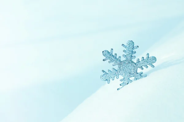 Schöne Schneeflocke auf natürlicher Schneewehe — Stockfoto