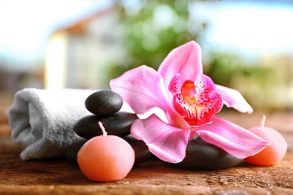 Wellness-Steine mit rosa Orchidee — Stockfoto