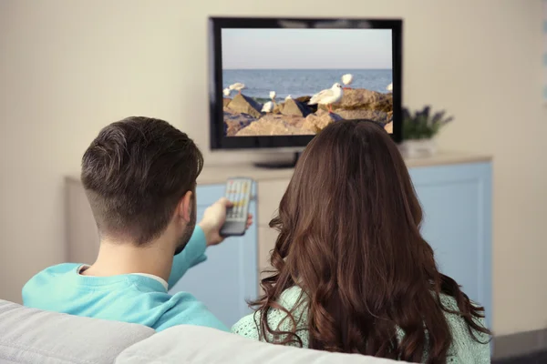 テレビを見ている若いカップル — ストック写真