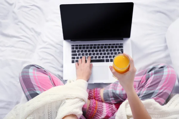 Woman in pajamas with laptop — Stock Photo, Image