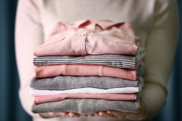 Женщина с стиральной и сухой одеждой
 