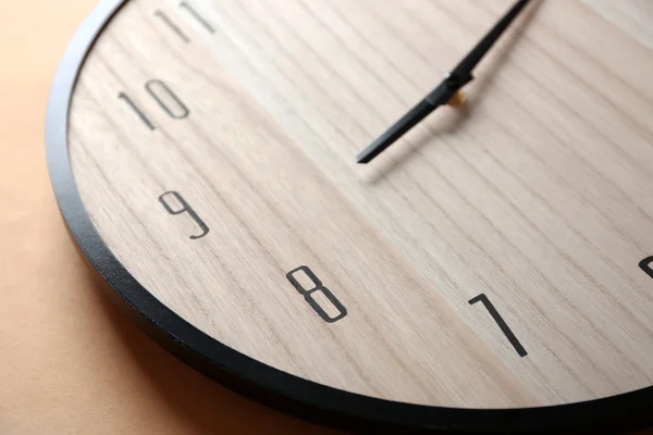 Horloge en bois visage gros plan — Photo