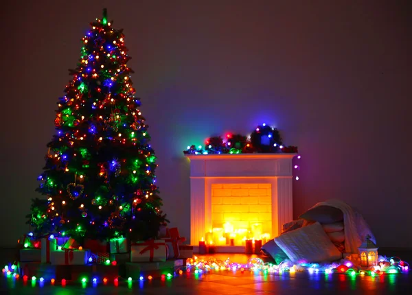 Рождественская елка возле камина — стоковое фото