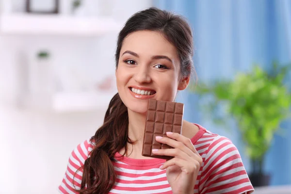 Jonge brunette met chocolade — Stockfoto