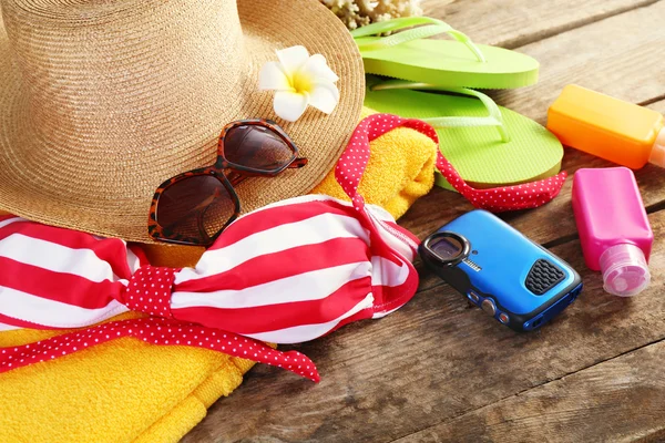 Summer accessories on table — Stock Photo, Image