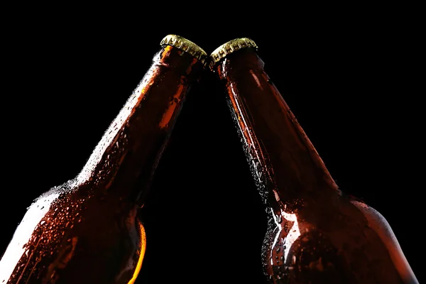 Deux bouteilles de bière en verre sur fond noir — Photo