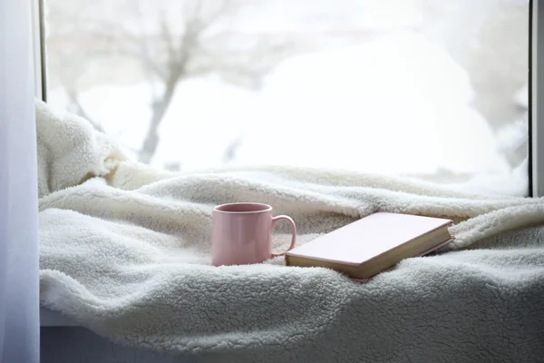 Чашка чая, книга и теплое одеяло — стоковое фото