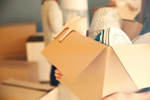 Mujer joven sosteniendo caja de cartón — Foto de Stock