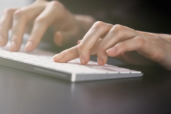 Mains féminines utilisant le clavier — Photo