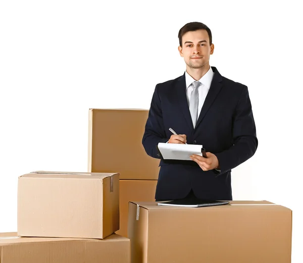 Hombre de traje negro con cajas de cartón — Foto de Stock