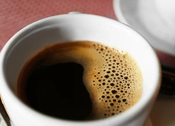 Kopp kaffe på bordet i café, närbild — Stockfoto