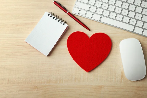 Periféricos informáticos con corazón rojo —  Fotos de Stock