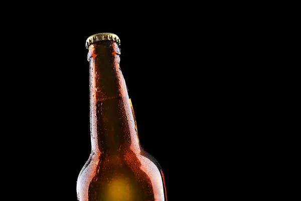 Garrafa de vidro de cerveja no fundo preto — Fotografia de Stock