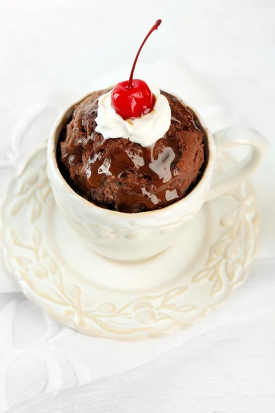 クリームと白のナプキンでチェリー チョコレート マグカップ ケーキ — ストック写真