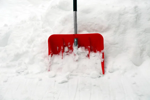 Röd spade för snöröjning — Stockfoto