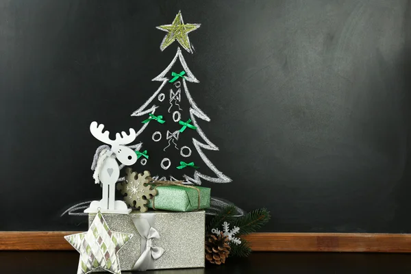 Tannenbaum-Zeichnung auf Tafel — Stockfoto