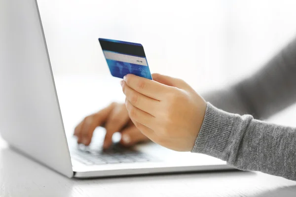 Concepto de comercio electrónico. Mujer con tarjeta de crédito y portátil, primer plano —  Fotos de Stock