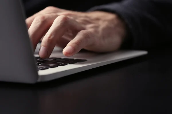 Hands typing on laptop — Stock Photo, Image