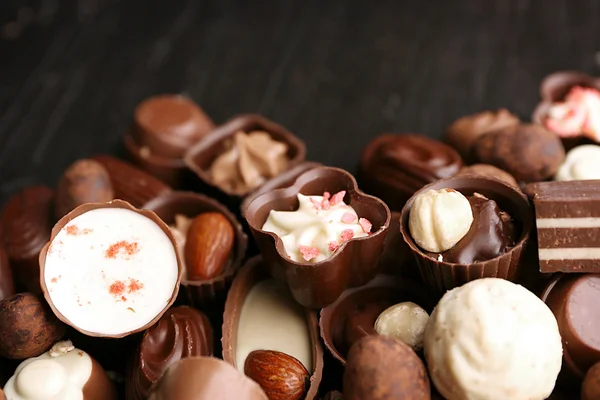 Läcker choklad godis på trä bakgrund, närbild — Stockfoto