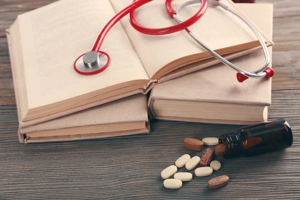 Books, pills and stethoscope — Stock Photo, Image