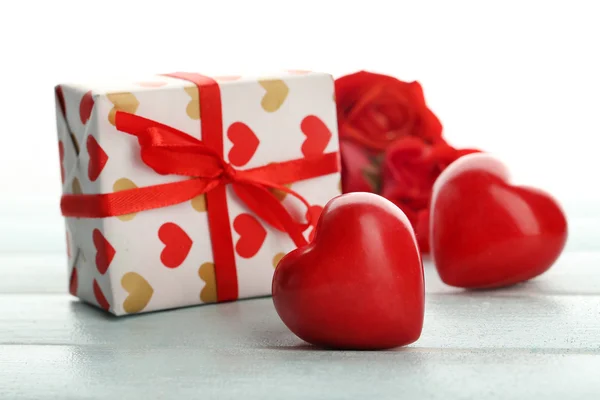 Caixa de presente, flores de rosa e corações decorativos — Fotografia de Stock