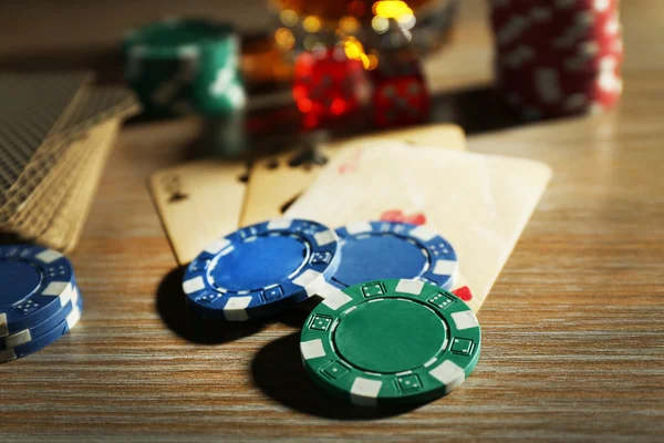 Poker kartları ve patates kızartması ile — Stok fotoğraf